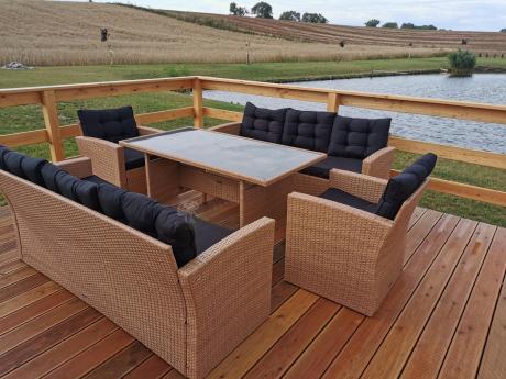 Duży zestaw ogrodowy z czarnymi poduszkami