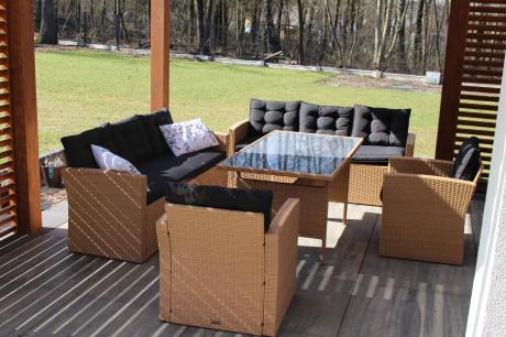 Duży zestaw ogrodowy z czarnymi poduszkami