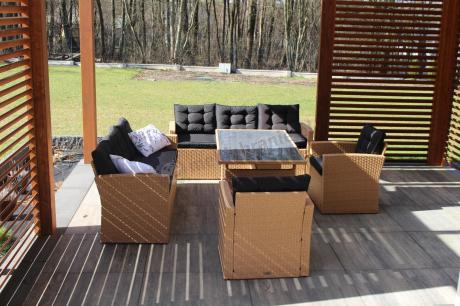 Duży zestaw ogrodowy z czarnymi poduszkami