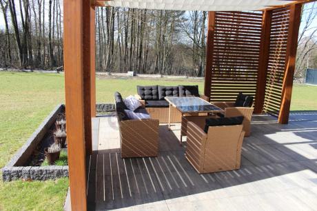 Duży zestaw ogrodowy z czarnymi poduszkami