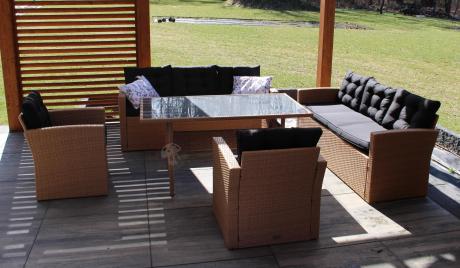 Duży zestaw ogrodowy z czarnymi poduszkami