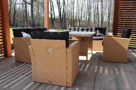 Duży zestaw ogrodowy z czarnymi poduszkami