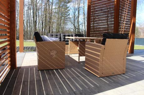 Duży zestaw ogrodowy z czarnymi poduszkami