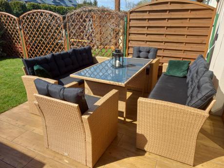 Duży zestaw ogrodowy z czarnymi poduszkami