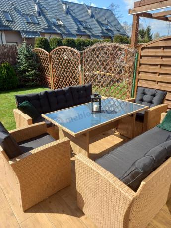 Duży zestaw ogrodowy z czarnymi poduszkami