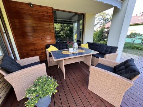 Duży zestaw ogrodowy z czarnymi poduszkami