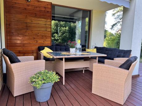 Duży zestaw ogrodowy z czarnymi poduszkami