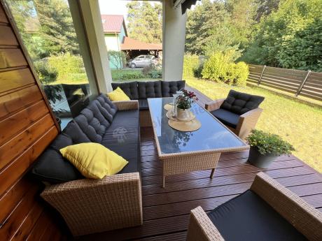 Duży zestaw ogrodowy z czarnymi poduszkami