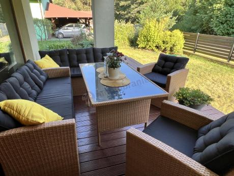 Duży zestaw ogrodowy z czarnymi poduszkami