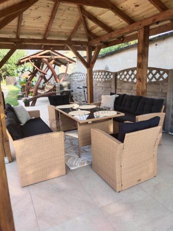 Duży zestaw ogrodowy z czarnymi poduszkami