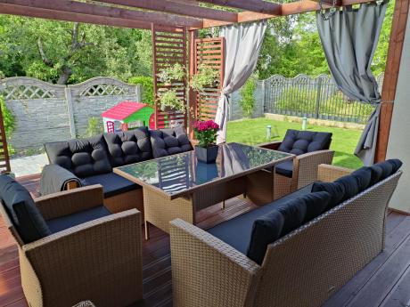 Duży zestaw ogrodowy z czarnymi poduszkami