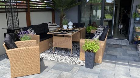 Duży zestaw ogrodowy z czarnymi poduszkami