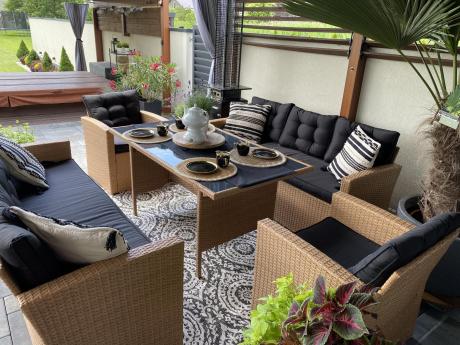 Duży zestaw ogrodowy z czarnymi poduszkami