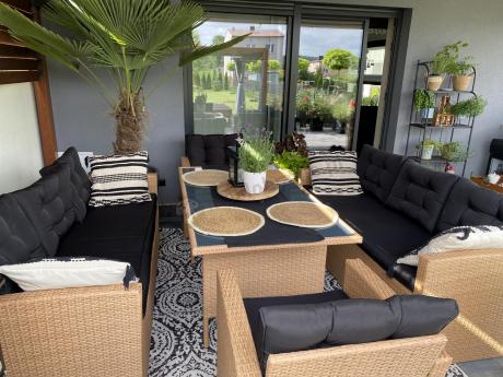 Duży zestaw ogrodowy z czarnymi poduszkami