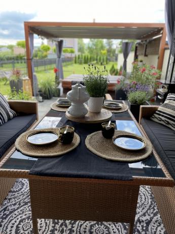 Duży zestaw ogrodowy z czarnymi poduszkami