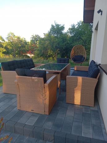 Duży zestaw ogrodowy z czarnymi poduszkami