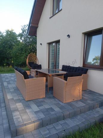 Duży zestaw ogrodowy z czarnymi poduszkami