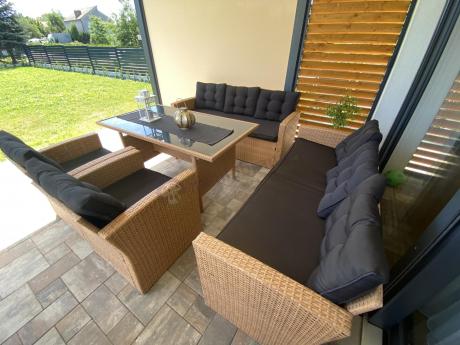 Duży zestaw ogrodowy z czarnymi poduszkami