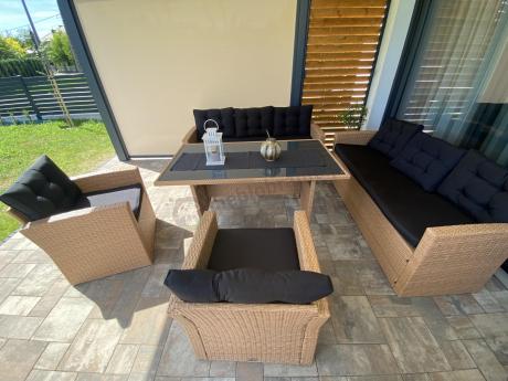 Duży zestaw ogrodowy z czarnymi poduszkami