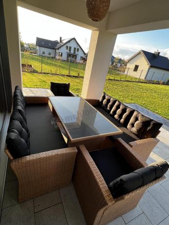 Duży zestaw ogrodowy z czarnymi poduszkami