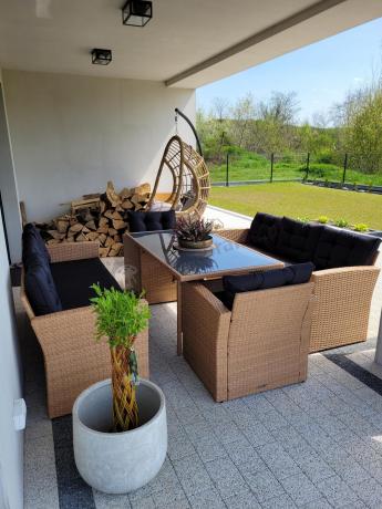 Duży zestaw ogrodowy z czarnymi poduszkami