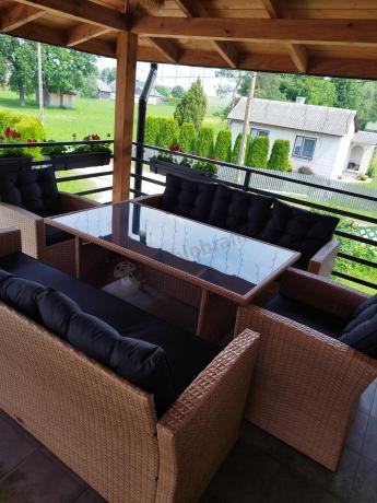 Duży zestaw ogrodowy z czarnymi poduszkami