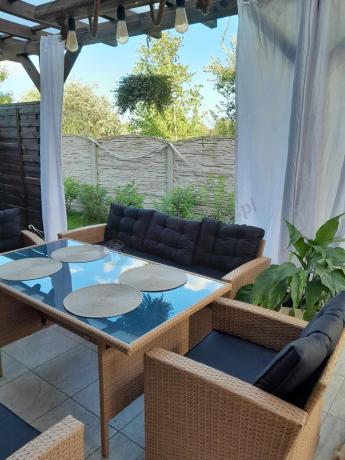 Duży zestaw ogrodowy z czarnymi poduszkami