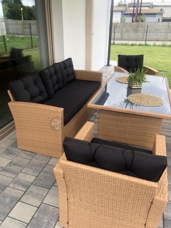 Duży zestaw ogrodowy z czarnymi poduszkami