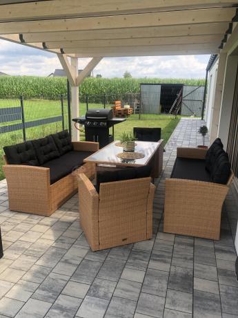 Duży zestaw ogrodowy z czarnymi poduszkami