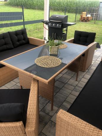 Duży zestaw ogrodowy z czarnymi poduszkami