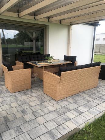 Duży zestaw ogrodowy z czarnymi poduszkami