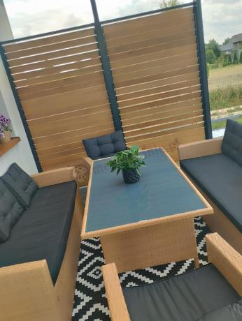 Duży zestaw ogrodowy z czarnymi poduszkami