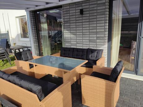 Duży zestaw ogrodowy z czarnymi poduszkami