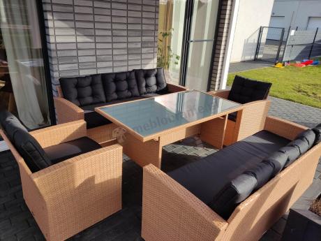 Duży zestaw ogrodowy z czarnymi poduszkami