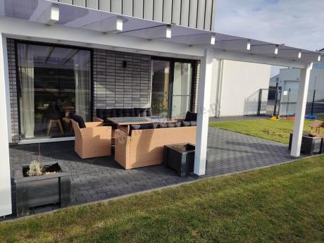 Duży zestaw ogrodowy z czarnymi poduszkami