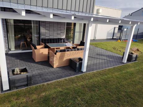 Duży zestaw ogrodowy z czarnymi poduszkami