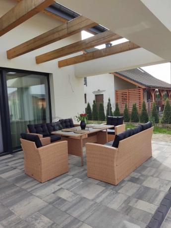 Duży zestaw ogrodowy z czarnymi poduszkami