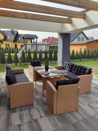 Duży zestaw ogrodowy z czarnymi poduszkami