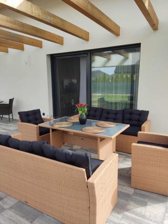 Duży zestaw ogrodowy z czarnymi poduszkami