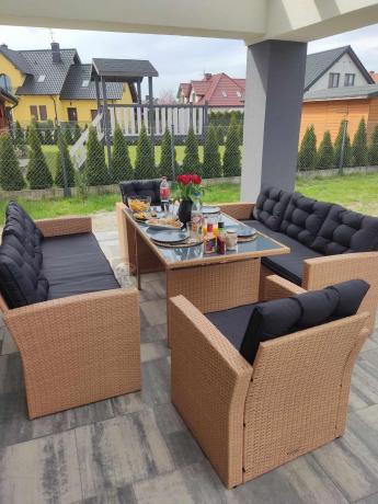 Duży zestaw ogrodowy z czarnymi poduszkami