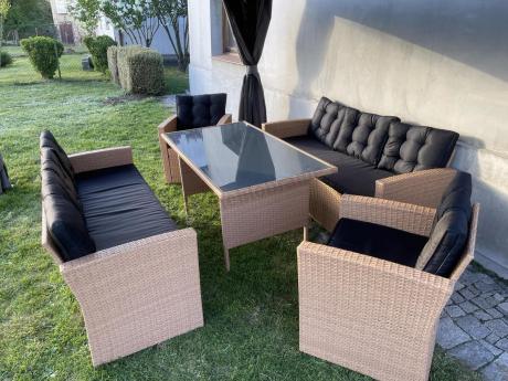 Duży zestaw ogrodowy z czarnymi poduszkami