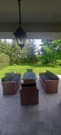 Duży zestaw ogrodowy z czarnymi poduszkami