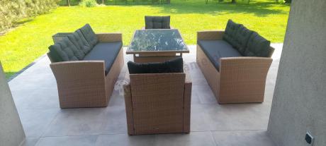 Duży zestaw ogrodowy z czarnymi poduszkami