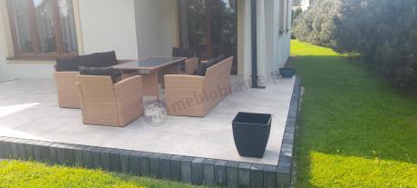 Duży zestaw ogrodowy z czarnymi poduszkami