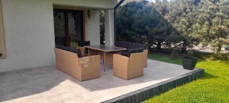 Duży zestaw ogrodowy z czarnymi poduszkami