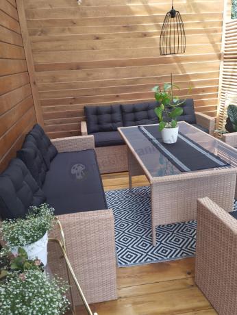 Duży zestaw ogrodowy z czarnymi poduszkami