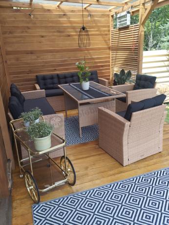 Duży zestaw ogrodowy z czarnymi poduszkami