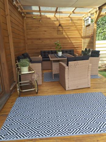 Duży zestaw ogrodowy z czarnymi poduszkami