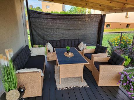 Duży zestaw ogrodowy z czarnymi poduszkami