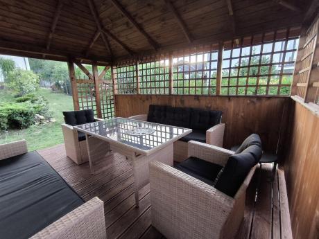 Duży zestaw ogrodowy z czarnymi poduszkami